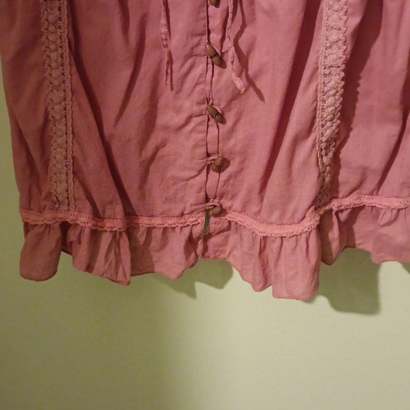 Pink, short sleeve, peasant blouse, small, wood buttons. - Picture 5 of 6